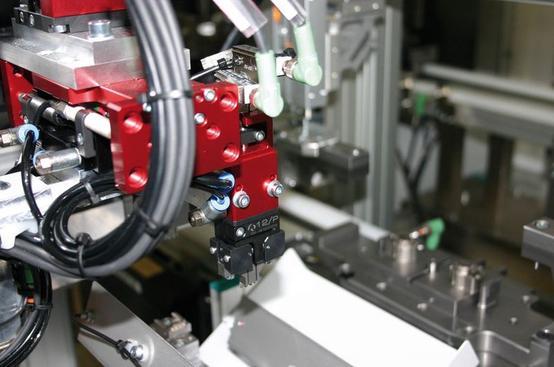 Bild 2: Das Pick-and-Place-Handlinggerät aus pneumatischen Modulen und einem pneumatischen Greifer dient dem Umsetzen und Fügen des Stanzbiege-Kontaktelements. (Archiv: Vogel Business Media)