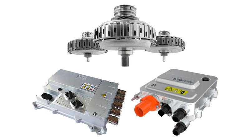 Raumschiffe? Nein – Borg-Warner-Produkte, darunter Doppelkupplungsmodule (oben), Inverter (unten links) und HV-Zuheizer.(Bild:  Borg-Warner)