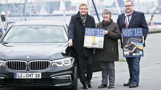 Klares Zeichen: (v. li.) Bernd Buchholz (Verkehrsminister Schleswig-Holstein), Elisabeth Pier (Landesverkehrswacht) und Michael Ihle (Kfz-Gewerbe Schleswig-Holstein) eröffnen gemeinsam den Licht-Test 2018. (Bild: Biederbeck)