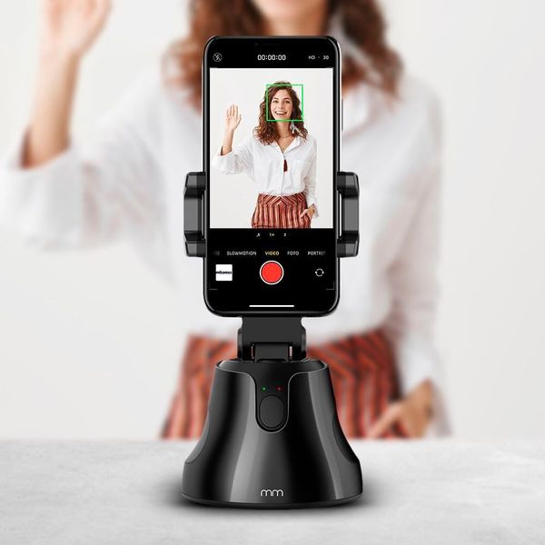 Es sind verrückte Zeiten, in denen man viel Zeit mit sich selbst verbringt. Um sich richtig in Szene zu setzen für die Weihnachtskarten, gibt es bei Radbag den „Follow Me Smartphone-Halter“. Für 29,95 Euro kann die Halterung mit Bluetooth-Anbindung in der Horizontalen ganz von selbst ganze 360 Grad rotieren (vertikal schafft sie immerhin einen Kippwinkel von bis zu 90 Grad) und so verfolgen, was im Objektiv ist. (www.radbag.de)