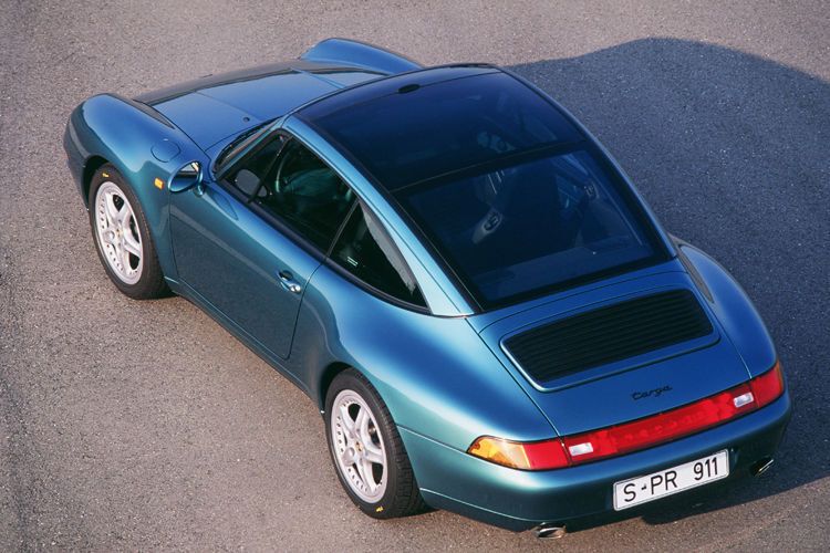 Im Modelljahr 1994 wurde die Baureihe 964 durch die Baureihe 993 abgelöst. Der 993 war zunächst als Coupé und Cabriolet mit Heckantrieb und 3,6-Liter-Motor mit zunächst 272 PS erhältlich. Die spätere Topversion 911 Turbo brachte dank Bi-Turbo-Aufladung bis zu 450 PS auf die Straße. (Porsche)