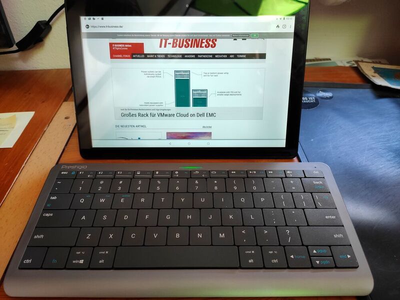 Android-Tablets lassen sich via Bluetooth steuern. Das Keyboard kann mittels Hotkey auf das passende Tastaturlayout umgeschaltet werden. (Prestigio)