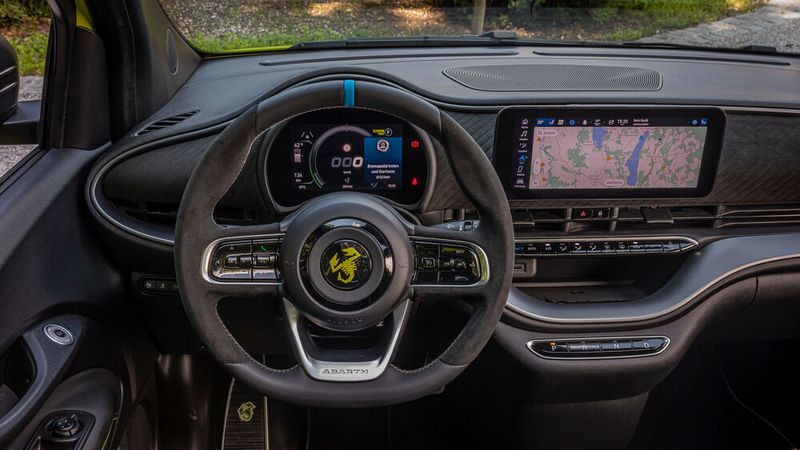 In der Version „Turismo“ erwarten die Passagiere Alcantara und ein Sportlenkrad. (Bild: FCA/Abarth)