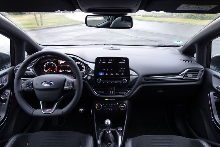 Die aufgeräumte Kommandozentrale des Fiesta ST mit dem optionalen Acht-Zoll-Touchscreen. (Schreiner/»kfz-betrieb«)