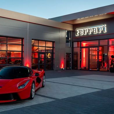 Der Frankfurter Ferrari-Vertragspartner hat nach 16 Monaten Bauzeit in Mannheim einen neuen Betrieb eröffnet. (Bild: Ferrari)