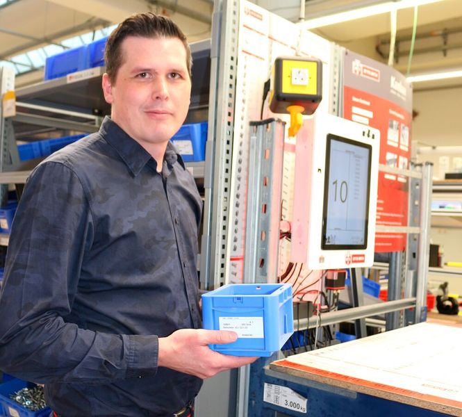 Benjamin Burkhardt von AWG freut sich, dass das neue RFID-Kanban-System von Otto Roth jetzt auch Zeichnungsteile und Verbindungselemente mit Schraubensicherung bereithalten kann. Auch Spitzenzeiten könnten damit flexibel und einfach abgefedert werden. (Bild: Otto Roth)