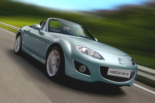 Benchmark seiner Klasse: Der 1989 erstmals präsentierte Mazda MX-5 ist nicht nur leicht und sportlich, sondern auch mit guter japanischer Qualität gesegnet und vor allem günstig. Zu haben ist er heute ab 22.290 Euro. Der Roadster setzt bis heute auf Vierzylindermotoren und Hinterradantrieb. (Archiv: Vogel Business Media)