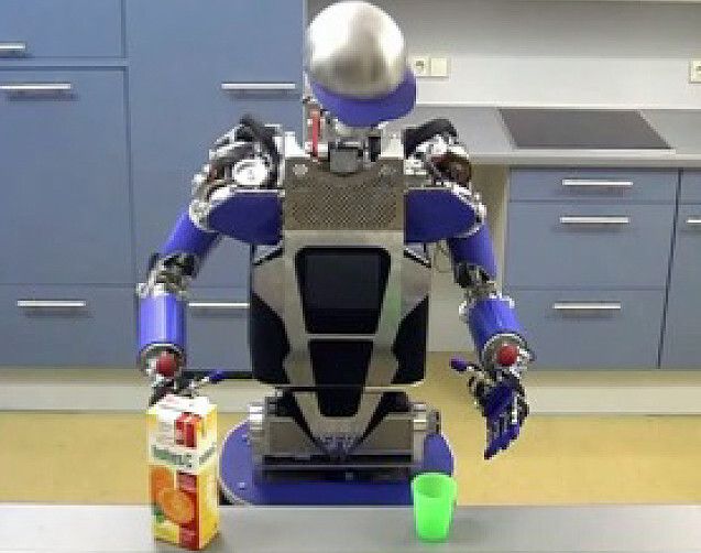 Der Humanoid als Küchenhelfer. (Bild: KIT)