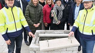  Von l. n. r.: Eric Breuer – MO | Architekten, Dr. Martin Goch – Kanzler HHU, Prof. Dr. Anja Steinbeck – Rektorin HHU, Gabriele Willems – GF BLB NRW, Elke Kolfen – NL BLB NRW Düsseldorf, Prof. Dr. Peter Kleinebudde – Dekan Fakultät Biologie, Ursula Koblitz – hks | architekten (Planungsbüro), Dr. Dirk Günnewig – StS MKW, Prof. Dr. Rüdiger Simon – Fakultät Biologie, Volker Wirth – MO | Architekten  (BLB NRW/ HHU / Wilfried Meyer)