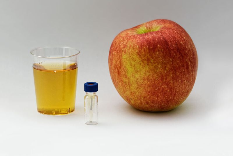 Geschmacks- und Geruchsanalyse: Ein vorgeschalteter Anreicherungs- bzw. Stoffumwandlungsschritt ermöglicht es, auch flüchtige Geruchsstoffe mit dem normalerweise für die Geschmacksstoffanalytik verwendeten Ultrahochleistungs-Flüssigkeitschromatographie-Massenspektrometrie-Verfahren (UHPLC-MS) zu analysieren. (Bild: Andreas Dunkel / Leibniz-Institut LSB / TU München)