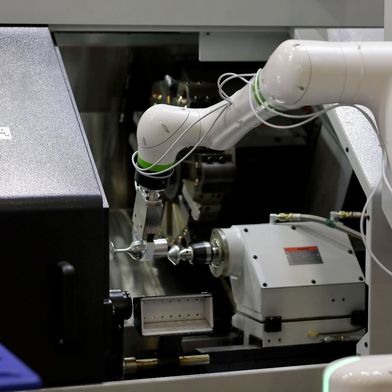Ein kollaborativer Roboter übernimmt präzise Handhabungsaufgaben an einer CNC-Maschine und ermöglicht eine flexible Automatisierung von Fertigungsprozessen. (Bild: Tezmaksan)