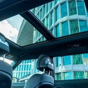 Gute Aussichten: Optional ist für den Torres Hybrid Lux ein großes Panorama-Glasschiebedach erhältlich.(Bild:  KGM)