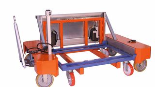 Der JDC 10 „Fork“ ist ein flexibler, robuster Logistikanhänger für innen und außen. (Bild: Jung)