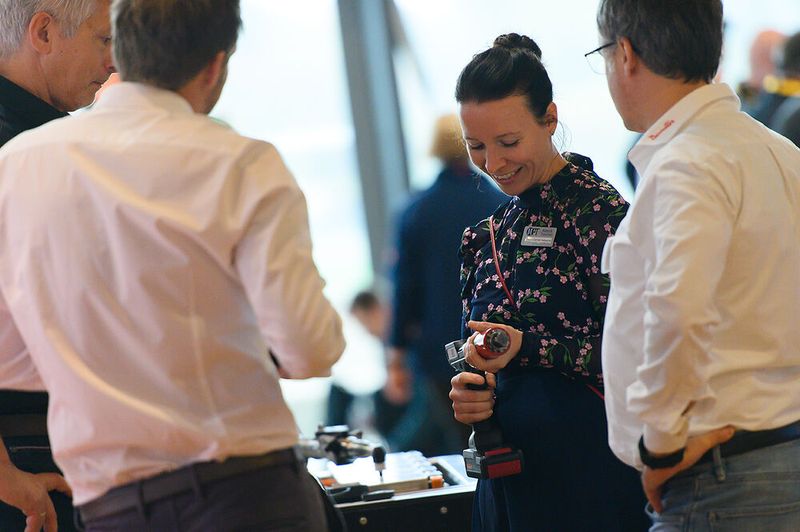 Der rege Fachaustausch überzeugt jedes Mal aufs Neue Teilnehmer und Aussteller der Schraubtec. (Bild: Stefan Stark/VCG)