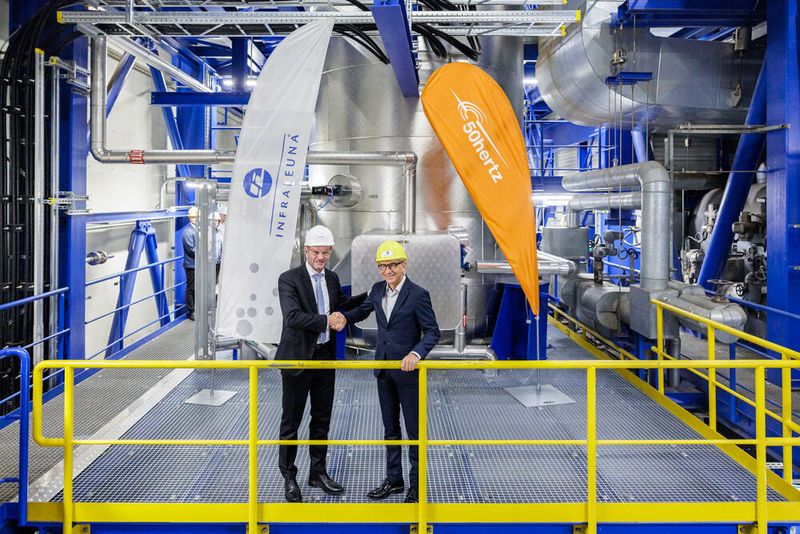 Stefan Kapferer, CEO 50Hertz Transmission und Dr. Christof Günther, Geschäftsführer Infraleuna vor dem 35-Megawatt-Elektrodenkessel im Gas- und Dampfturbinenkraftwerk 2 am Chemiestandort Leuna (Bild: Jens Schlüter/ Infraleuna)