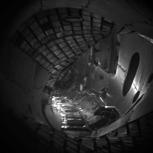 Aufnahme in das leere Plasmagefäß, aufgenommen mit einer im Gefäß eingebauten Kamera.