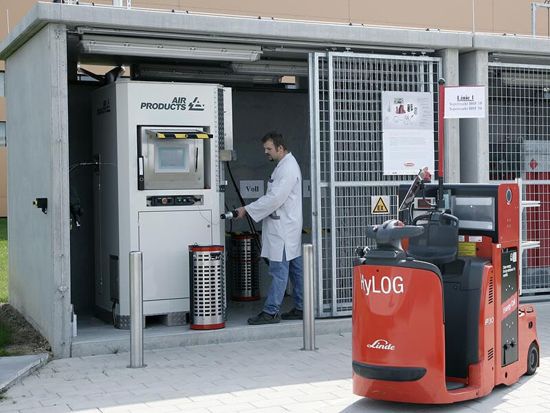 Der umweltfreundlich erzeugte Wasserstoff steht an der hauseigenen Tankstelle zur Verfügung. Das Bild zeigt einen Mitarbeiter beim Betanken einer Wasserstoff-Kartusche. (Archiv: Vogel Business Media)