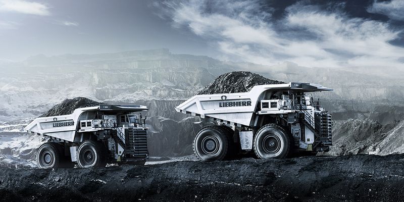 Mit zweimal 600 Tonnen Kampfgewicht, das sind locker vier Superjumbos vom Schlag eines A380, geht der Heavy Equipment Calendar 2013 gleich gut los. Die Muldenkipper T 284 von Liebherr sind die schweren Jungs in den größten Minen der Welt. Mit über 4000 PS aus 20 Zylindern erledigen sie auch bergauf und vollbeladen ihren Job mit stoischer Gelassenheit. Wenn’s mal schnell gehen soll, kann der Fahrer den Mega-Truck auf bis zu 64 km/h beschleunigen. Wie gut das es als Option auch eine Art Kollisionswarnsystem gibt – bei einem Reifendurchmesser von über vier Metern möchte man mit dem T 284 besser nicht auf Tuchfühlung gehen. (Bild: Heavy Equipment Calendar 2013, Liebherr)