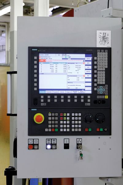 Auf dem grossen Display können die Arbeitsabläufe klar dargestellt werden. (Bild: Siemens)