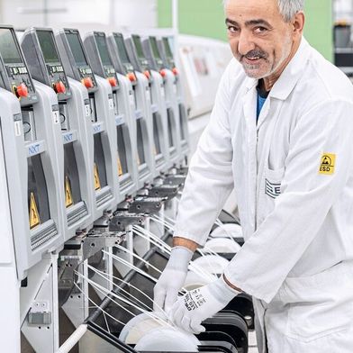 Rüsten an der Bestücklinie: EPS will Fertigungsprozesse nicht nur technisch beherrschen, sondern für Kunden verlässlicher planbar machen. Dazu gehört für den EMS-Dienstleister auch, frühzeitig zu kommunizieren, wenn Termine oder Bauteile kritisch werden. (Bild: Susanne Kästner)