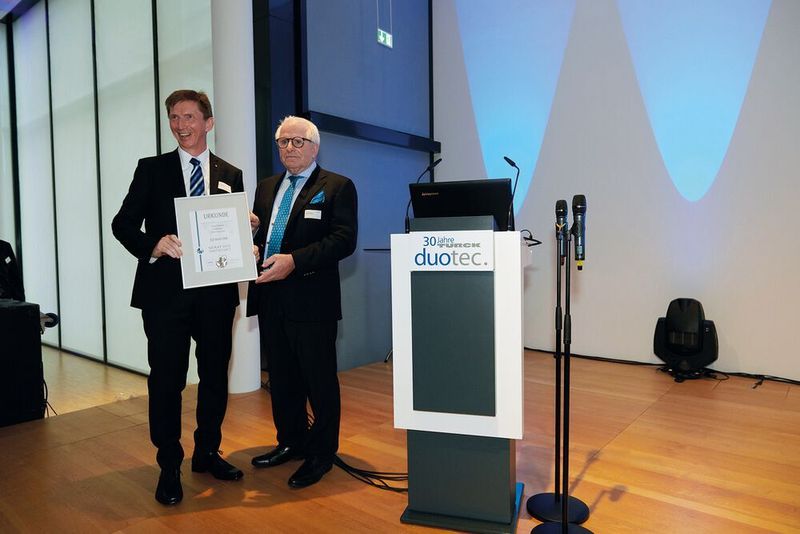 Große Überaschung, große Ehre, große Freude: Dieter Härthe, Vorstandsvorsitzender des Senats der Wirtschaft (r.), übergibt Geschäftsführer Arthur Rönisch die Ernennungsurkunde zum Senator beim Senat der Wirtschaft.  (Alexander Ring / Turck Duotec)