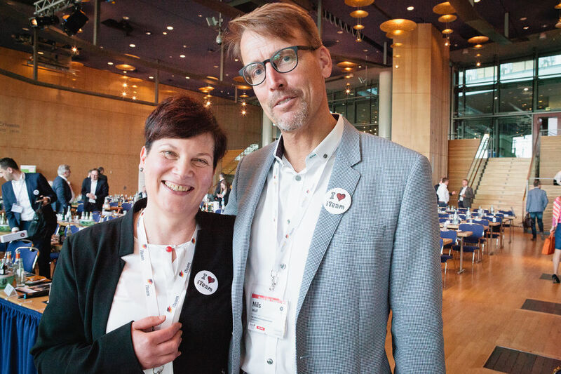 „i love iTeam“ – In ganz Dresden an den Buttons zu erkennen: Maria Kornhoff (iTeam) und Nils Wulf (UBL Informationssysteme)  (Synaxon)