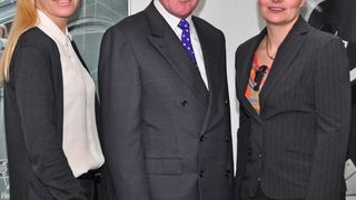 Dipl.-Betriebswirt (DH) Susanne Eberhardt (links) und Dipl.-Ing. (DH) Stefanie Reich (rechts), geschäftsführende Gesellschafterinnen Tox Pressotechnik. In der Mitte Firmengründer Eugen Rapp. (Bild: Tox)