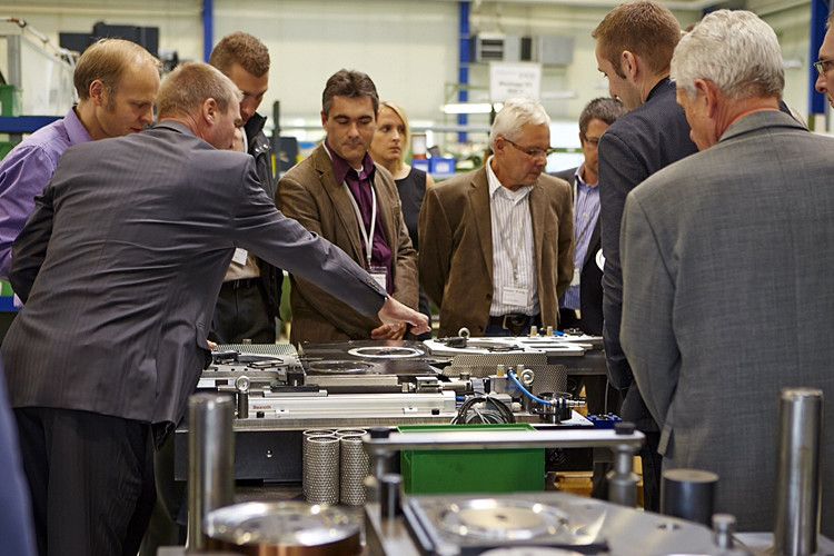 Neben den Vorträgen informierten sich die Teilnehmer des Symposiums an ausgestellten Exponaten über neue Entwicklungen bei Werkzeugen. (Foto: Aweba)