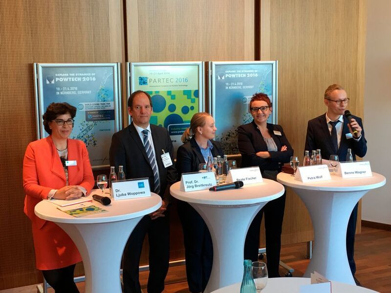 At the traditional Powtech Specialized Press Lunch the hostand the conceptual sponsors report to the press: Dr. Ljuba Woppowa (VDI), Prof. Dr. Jörg Breitkreutz (APV), Beate Fischer (event manager of Powtech), Petra Wolf (Director of the in-house events of the Nuremberg trade fair and member of the Management), Benno Wagner (v.l.r.n.). (Picture: Kielburger/PROCESS)