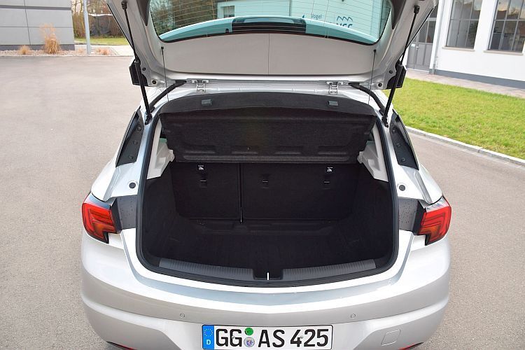 Der Kofferraum fasst 370 Liter; ein doppelter Boden fehlt in der Serienausstattung. (Foto: Rosenow)