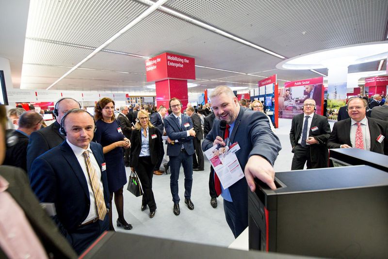 Michael Homborg (Category Manager bei Fujitsu) gibt eine Kundenführung durch die Ausstellung. (Fujitsu)