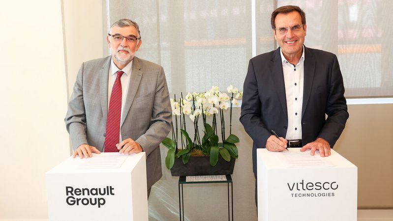 Bei der Unterzeichnung der strategischen Partnerschaft: Andreas Wolf, CEO Vitesco Technologies (rechts) und Gilles Le Borgne, EVP Engineering der Renault Group.