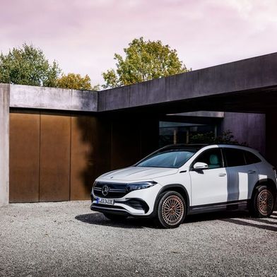 Wegen erhöhter Brandgefahr der Hochvoltbatterie soll der Mercedes EQA nur noch draußen geparkt werden, bis die Batterie ausgetauscht ist. Für das LG Frankfurt (Oder) ist das ein Sachmangel. (Bild: © Mercedes-Benz AG)
