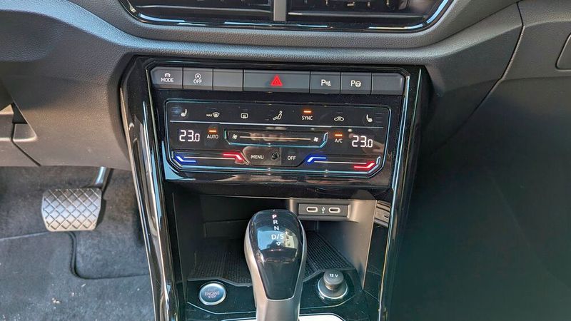 Auch das Bedienpanel für die Klimaanlagen ist mit seinen Sensorflächen und „Slidern“ keine echte Hilfe. Immerhin gibt es noch einen echten Getriebewählhebel. (Bild: Rosenow – VCG)