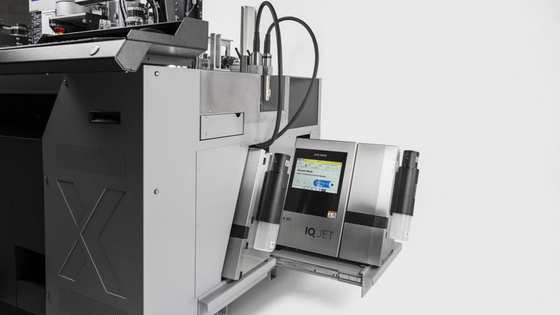 Integrierte Kennzeichnungstechnologie: Die beiden Leibinger IQJET sind platzsparend und einfach zugänglich über eine praktische Schublade direkt in das Gehäuse der Zeta 620 G2 integriert.(Bild:  KOMAX AG)
