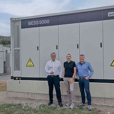 Protagonisten des Projektes: Michael Rudloff, COO Ads-Tec Energy, Günther Staber, Managing Director Murauer Stadtwerke, und Roland Klauss, CEO Ads-Tec Energy Austria (von links). (Bild: Ads-Tec Energy)
