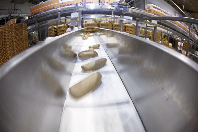 Täglich werden mehrere Millionen vorgebackene Brotprodukte hergestellt. (Bild: Phoenix Contact)