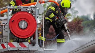 Schnell zum Brandherd vordringen und Brände löschen: Das kann das Brandlöschgerät Drill-X, das mit einem speziellen Antriebssystem versehen ist. (Bild: Synex)