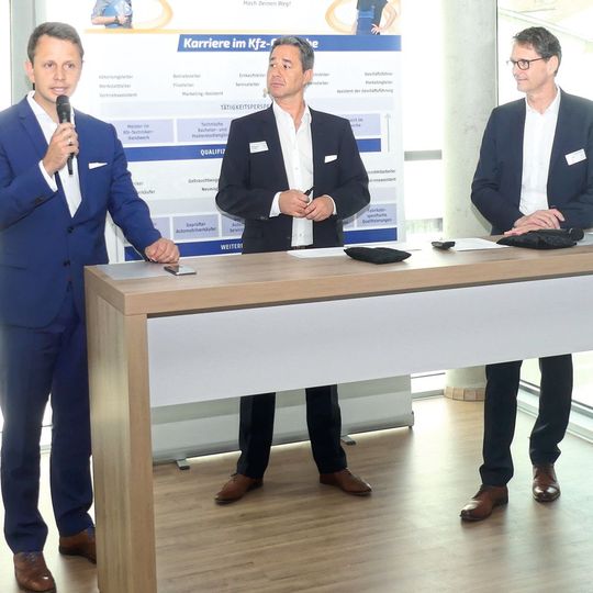 Mark Karpinski (Autohaus Autoschmitt), Moderator Wolfgang Gonska und Joachim Kuhn (LV Hessen) begrüßten die Teilnehmer in Frankfurt.  (Bild:  Büttner/»kfz-betrieb«)