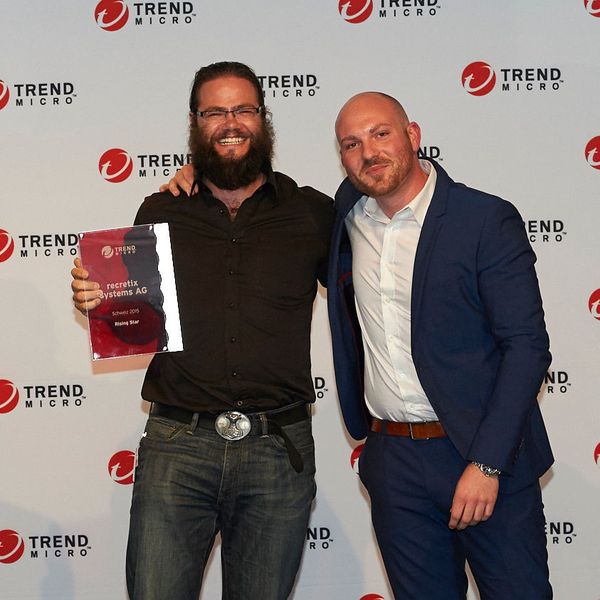Partner Award „Rising Star“ 2015 Schweiz: Recretix systems. Verliehen wurde dieser an  Stefan Peter, CEO der Recretix systems, durch Dennis Eichkorn, Strategic Partner Business Manager bei Trend Micro Schweiz. (Trend Micro)