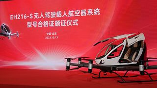 Das Luftfahrzeug EH216-S des chinesischen Herstellers EHang soll es ab April 2024 zu kaufen geben. (Bild: EHang)