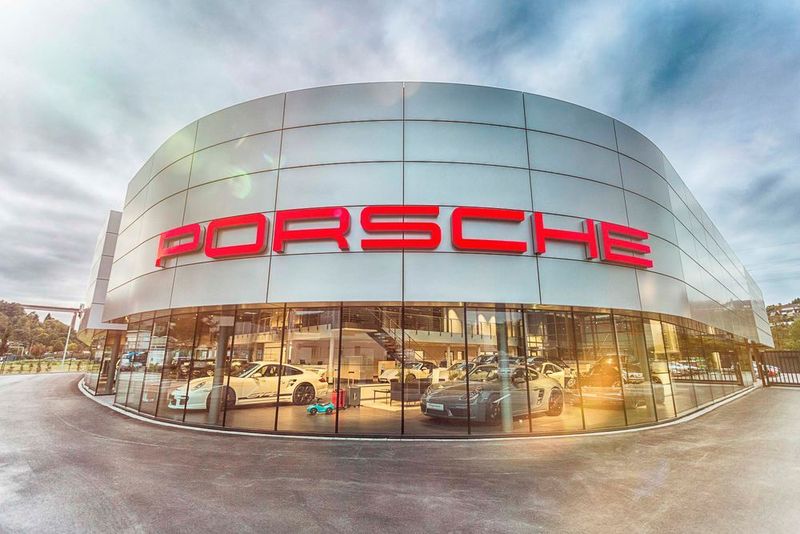 Typisch für die aktuelle Corporate Identity Porsches: die Aluminiumfassade und die Rotunde, über die auch das neue Porsche-Zentrum Siegen verfügt. (Stefan Wendt)