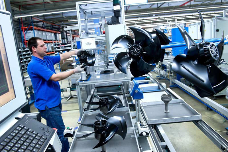 Gut zu tun haben derzeit die Mitarbeiter von EBM-Papst: Der Hersteller von Ventilatoren und EC-Motoren wächst stärker als erwartet. (Bild: EBM-Papst)