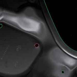 Bild 2: Das optische Prüfsystem für die Inline-Kontrolle erkennt schnell und genau Geometrieabweichungen und Oberflächenfehler von und an Umformteilen (Fehler sind dabei rot markiert).