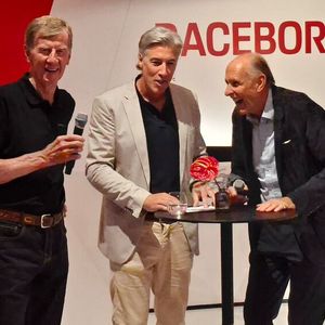 Ehrengäste bei der Eröffnung, die die eine oder andere amüsante Geschichte zum Besten gaben: Walter Röhrl (li.) und Hans-Joachim Stuck (re.). (Bild:  Dominsky – VCG)