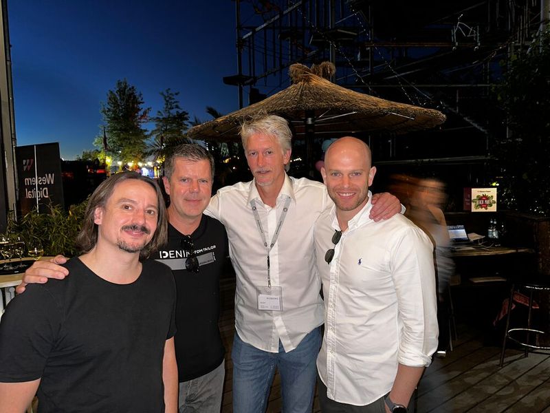 Das erste Mal als Sponsor ist die Synaxon dabei (v. l.) Andro Jendrike, Torsten Struß und Daniel Thiele mit Marc Riemen (2. v. r., Rieberg). (Bild: Vogel IT-Medien)