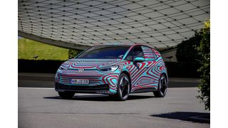 Noch leicht getarnt: der VW ID 3. (Volkswagen AG)