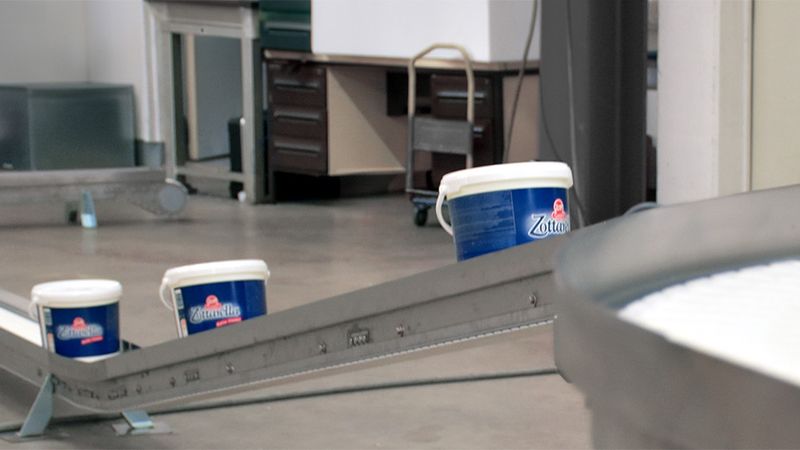 Für eine Förderstrecke für Mozzarella-Verpackungen verwendet Zott das Kettenfördersystem Varioflow Plus von Bosch Rexroth mit Komponenten aus Edelstahl. (Bild:  Heldele Automation)