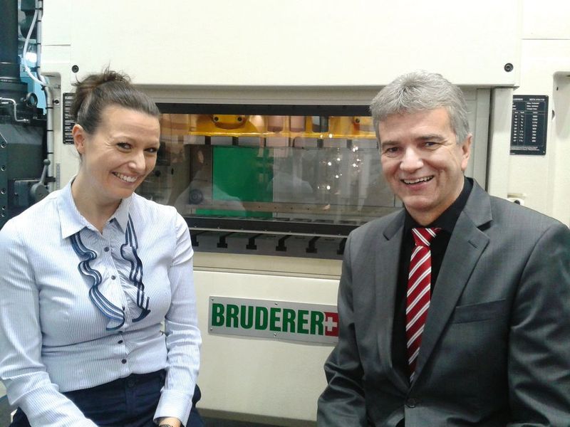Blechnet-Redakteurin Frauke Finus im Gespräch mit Achim Kuhli, Geschäftsführer Bruderer Deutschland. (Bruderer)