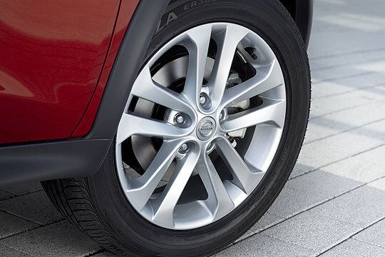 Große Durchmesse, breite Reifen: Je näher der Juke dem Boden kommt, desto stärker treten seine SUV-Gene zu Tage. (Archiv: Vogel Business Media)